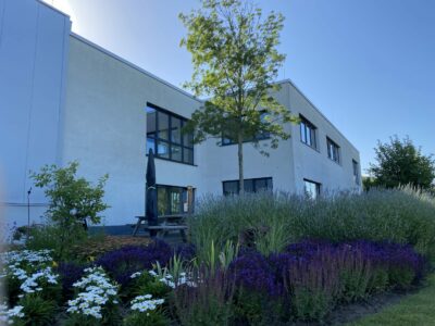 Alders Gebäude Rückansicht Blumenmeer